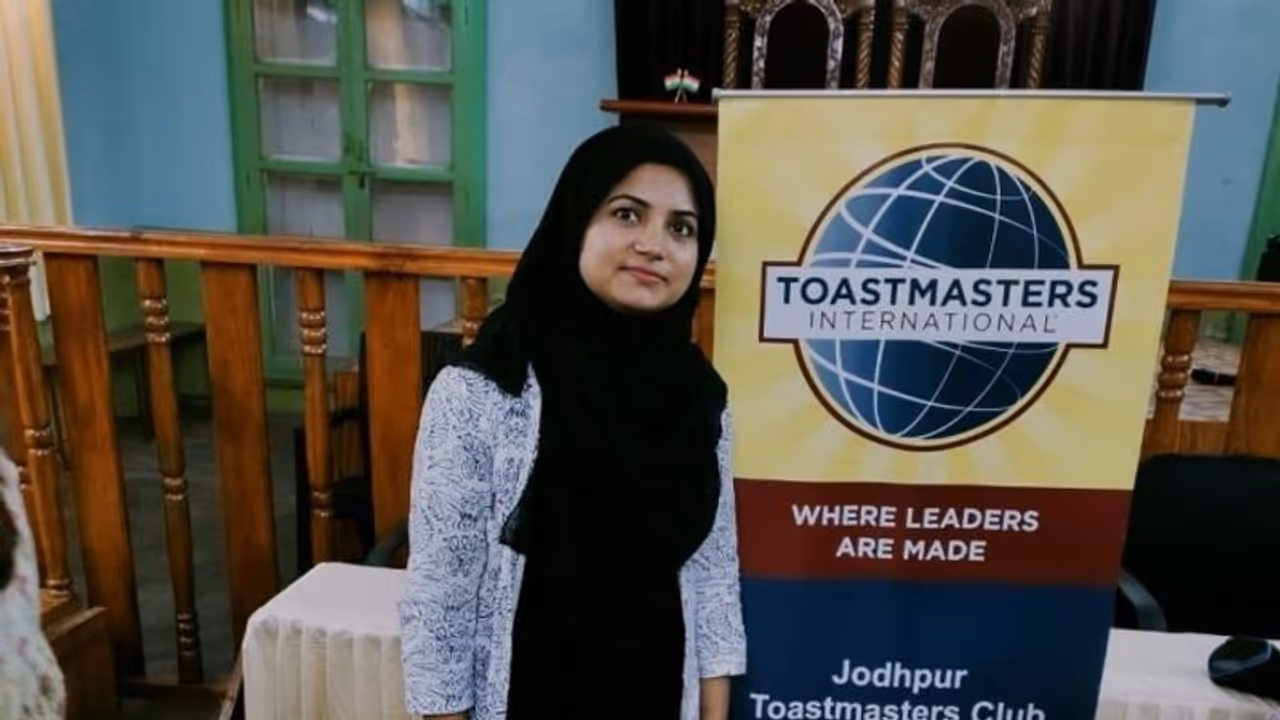 इंसान नहीं सना फिरदौस के दोस्त हैं पंछी, सुबह शाम, सैकड़ो पंछी सना के घर पर लंच और डिनर करते हैं