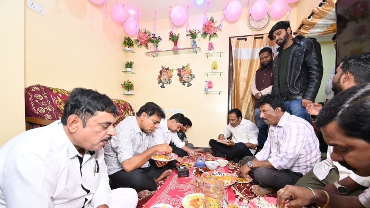 అభిమాని కోరిక తీర్చిన కేటీఆర్ .. గాజులమ్మే వ్యక్తి ఇంట్లో భోజనం , బోరబండ వాసులకు సడెన్ సర్‌ప్రైజ్ 