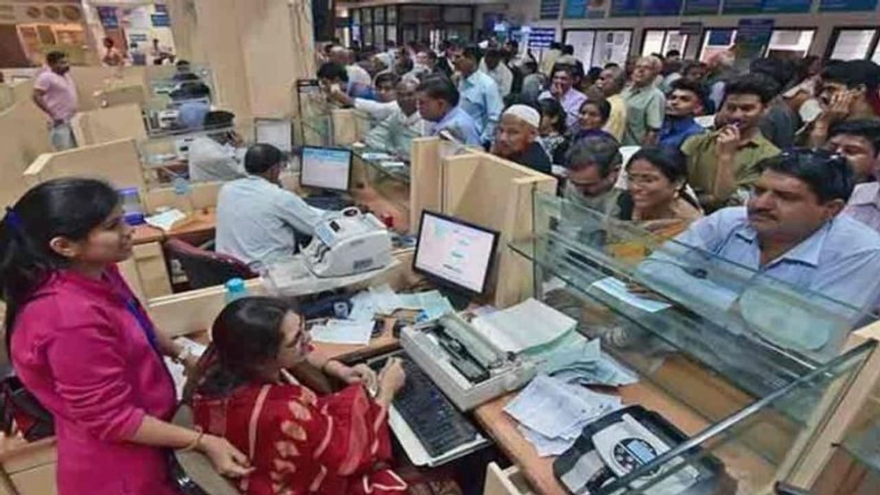 இந்த வங்கி வாடிக்கையாளர்கள் இவ்வளவு பணத்துக்கு மேல் எடுக்க முடியாது.. ரிசர்வ் வங்கி அதிரடி.. இந்த வங்கி வாடிக்கையாளர்கள் இவ்வளவு பணத்துக்கு மேல் எடுக்க முடியாது.. ரிசர்வ் வங்கி அதிரடி..