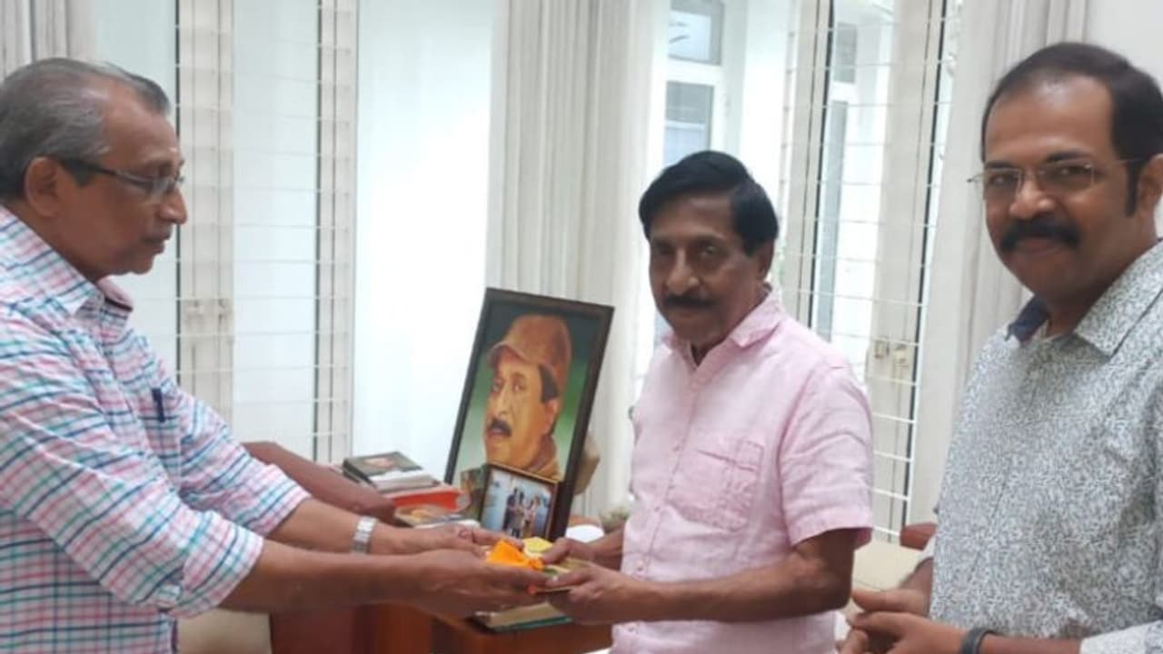 അയോദ്ധ്യ രാമക്ഷേത്ര പ്രതിഷ്ഠ: അയോദ്ധ്യയിൽ പൂജിച്ച അക്ഷതം സ്വീകരിച്ച് നടൻ ശ്രീനിവാസൻ അയോദ്ധ്യ രാമക്ഷേത്ര പ്രതിഷ്ഠ: അയോദ്ധ്യയിൽ പൂജിച്ച അക്ഷതം സ്വീകരിച്ച് നടൻ ശ്രീനിവാസൻ