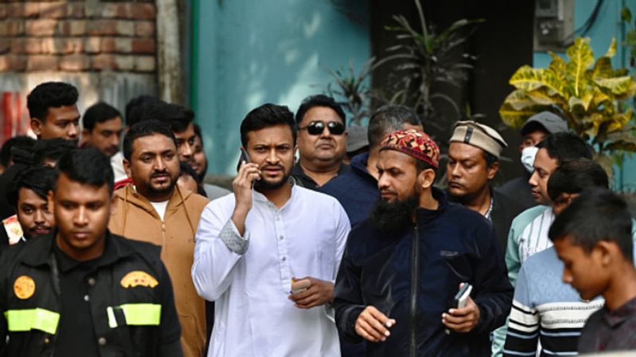 ரசிகரை கன்னத்தில் அறைந்த ஷாகிப் அல் ஹசனின் வீடியோ வைரல் –வாக்குச்சாவடி மையத்திற்கு சென்ற போது நடந்த சம்பவம்! ரசிகரை கன்னத்தில் அறைந்த ஷாகிப் அல் ஹசனின் வீடியோ வைரல் –வாக்குச்சாவடி மையத்திற்கு சென்ற போது நடந்த சம்பவம்!