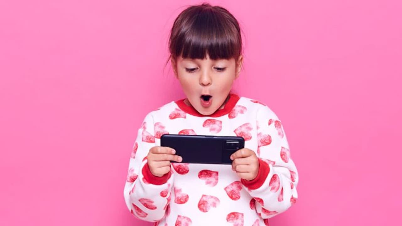 കുട്ടികളുടെ ഫോണ് ഉപയോഗം കുറയ്ക്കാന് പരീക്ഷിക്കാം ഈ വഴികള്... കുട്ടികളുടെ ഫോണ് ഉപയോഗം കുറയ്ക്കാന് പരീക്ഷിക്കാം ഈ വഴികള്...