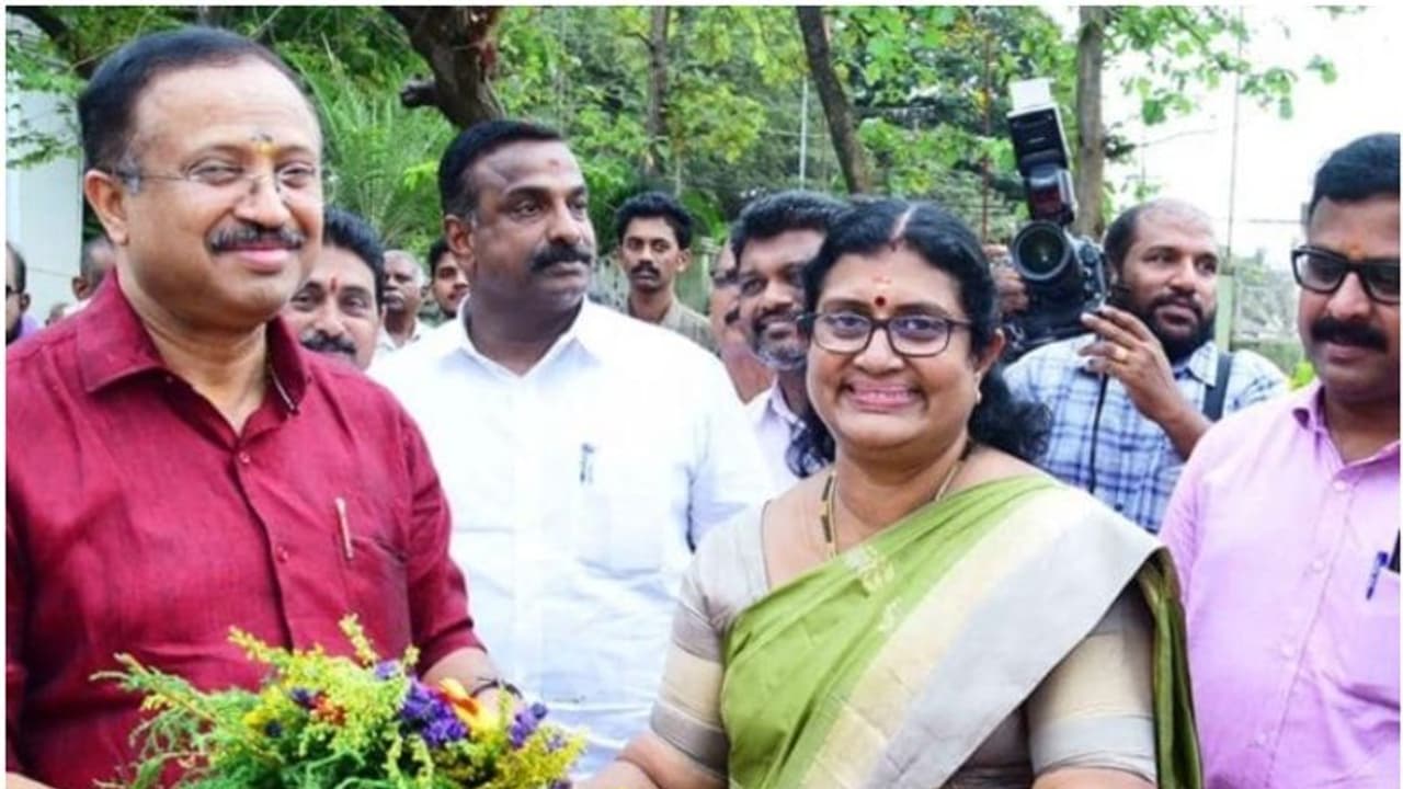 പാലക്കാട് നഗരസഭയിൽ ബിജെപി സർപ്രൈസ്; പ്രമീള ശശിധരൻ ചെയർപേഴ്സൺ പാലക്കാട് നഗരസഭയിൽ ബിജെപി സർപ്രൈസ്; പ്രമീള ശശിധരൻ ചെയർപേഴ്സൺ