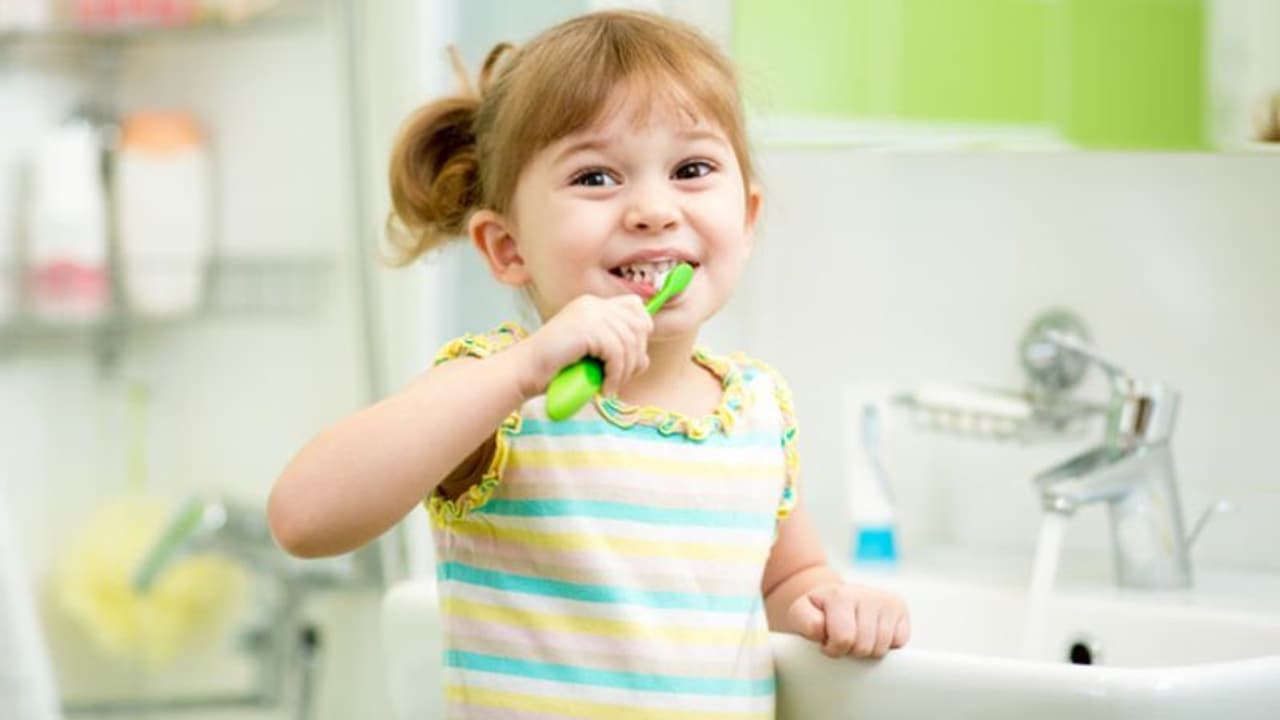 കുഞ്ഞുങ്ങളുടെ പല്ലുകളുടെ ആരോഗ്യം; മാതാപിതാക്കൾ ശ്രദ്ധിക്കേണ്ട കാര്യങ്ങള്... കുഞ്ഞുങ്ങളുടെ പല്ലുകളുടെ ആരോഗ്യം; മാതാപിതാക്കൾ ശ്രദ്ധിക്കേണ്ട കാര്യങ്ങള്...