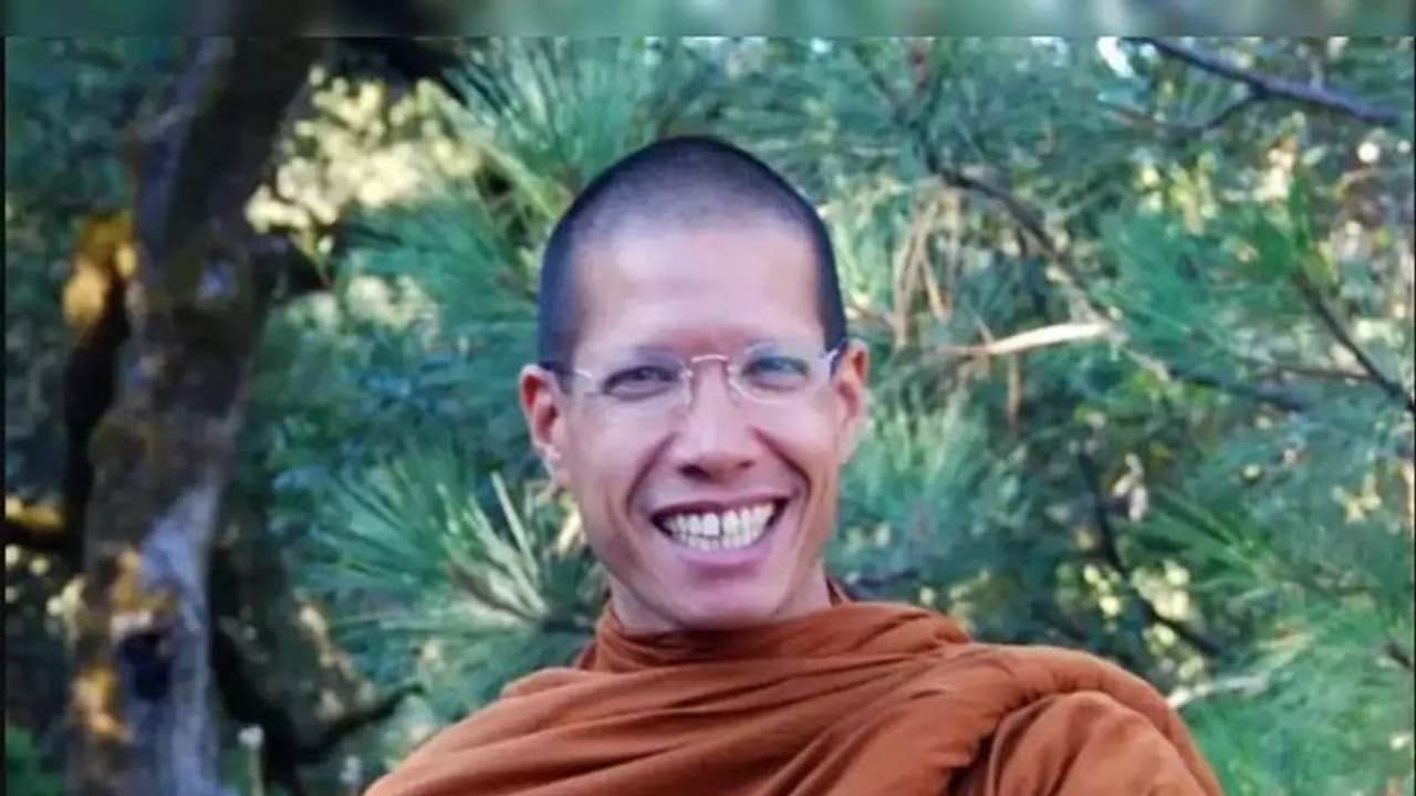 “விடுகதையா இந்த வாழ்க்கை” ரூ.40,000 கோடி சொத்துக்களை உதறி தள்ளிவிட்டு துறவியாக மாறிய தமிழர்.. யார் அவர்? “விடுகதையா இந்த வாழ்க்கை” ரூ.40,000 கோடி சொத்துக்களை உதறி தள்ளிவிட்டு துறவியாக மாறிய தமிழர்.. யார் அவர்?