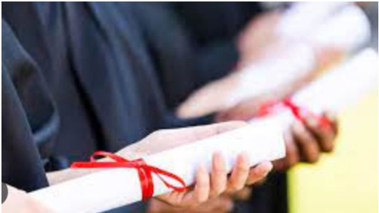 പണം ഗഡുക്കളായി അടക്കാം, ആവശ്യക്കാര്ക്ക് സര്ട്ടിഫിക്കറ്റുകൾ വീട്ടിലെത്തും; വിദ്യാഭ്യാസ സ്ഥാപനത്തിന് പൂട്ട് പണം ഗഡുക്കളായി അടക്കാം, ആവശ്യക്കാര്ക്ക് സര്ട്ടിഫിക്കറ്റുകൾ വീട്ടിലെത്തും; വിദ്യാഭ്യാസ സ്ഥാപനത്തിന് പൂട്ട്