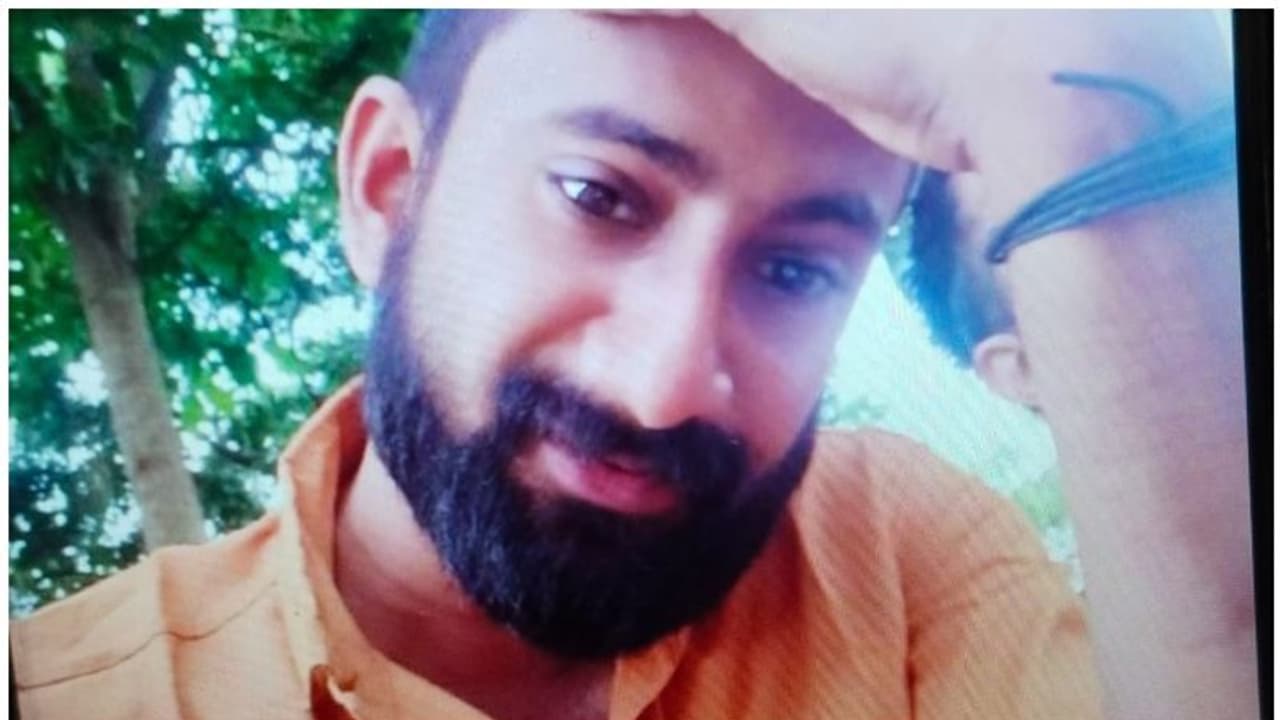 യുവാവിൻ്റെ മൃതദേഹം അഴുകിയ നിലയിൽ; രണ്ട് ദിവസത്തിലധികം പഴക്കം, മകൻ മരിച്ച വിവരം ആരോടും പറയാതെ അച്ഛൻ യുവാവിൻ്റെ മൃതദേഹം അഴുകിയ നിലയിൽ; രണ്ട് ദിവസത്തിലധികം പഴക്കം, മകൻ മരിച്ച വിവരം ആരോടും പറയാതെ അച്ഛൻ