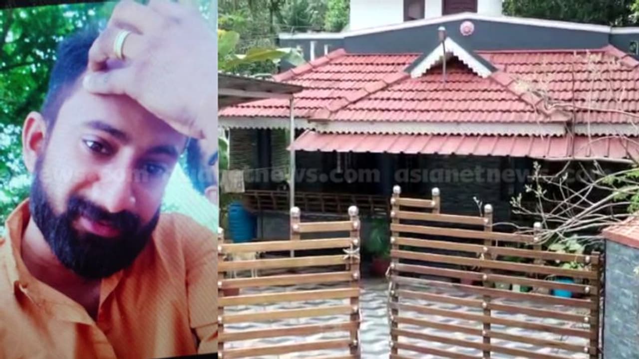 മകൻ മരിച്ച വിവരം അച്ഛൻ പുറത്തറിയിച്ചില്ല? മൃതദേഹം കണ്ടെത്തിയത് ദുര്ഗന്ധം തിരഞ്ഞെത്തിയ നാട്ടുകാര് മകൻ മരിച്ച വിവരം അച്ഛൻ പുറത്തറിയിച്ചില്ല? മൃതദേഹം കണ്ടെത്തിയത് ദുര്ഗന്ധം തിരഞ്ഞെത്തിയ നാട്ടുകാര്