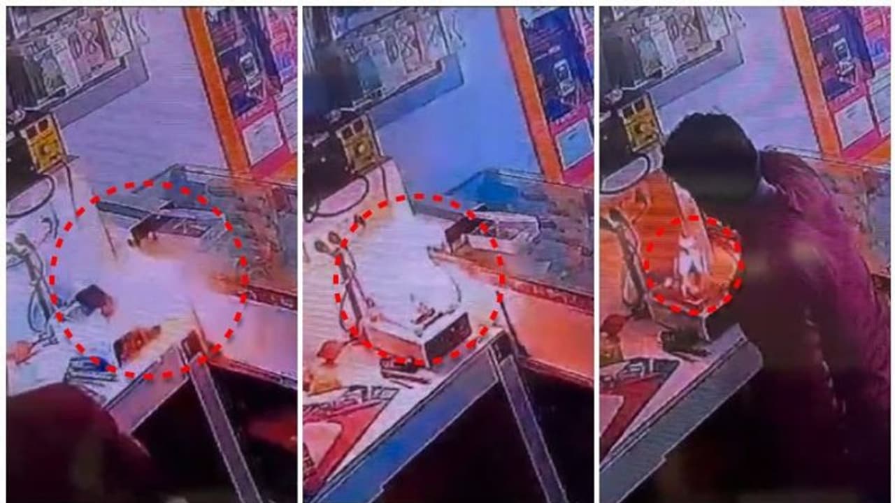 ബാറ്ററി മാറ്റാൻ ഷോപ്പില്‍ നല്‍കി; മിനിറ്റുകള്‍ക്കുള്ളില്‍ പൊട്ടിത്തെറിച്ച് മൊബൈൽ, കത്തി നശിച്ചത് പോക്കോ ഫോൺ