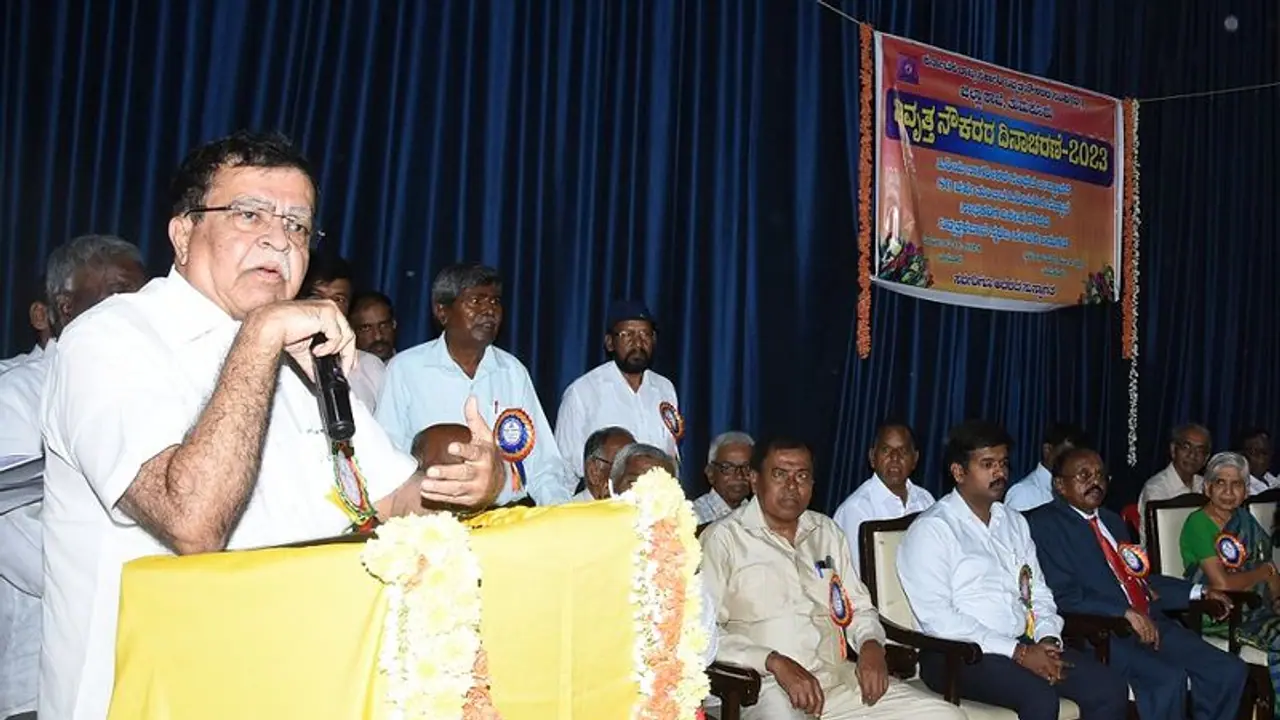 ‘ನೌಕರರಿಗೆ, ರಾಜಕಾರಣಿಗಳಿಗೆ ಮೊದಲಿನಂತೆ ಗೌರವ ಸಿಗುತ್ತಿಲ್ಲ’: ಸಚಿವ ಕೆ.ಎನ್.ರಾಜಣ್ಣ ‘ನೌಕರರಿಗೆ, ರಾಜಕಾರಣಿಗಳಿಗೆ ಮೊದಲಿನಂತೆ ಗೌರವ ಸಿಗುತ್ತಿಲ್ಲ’: ಸಚಿವ ಕೆ.ಎನ್.ರಾಜಣ್ಣ