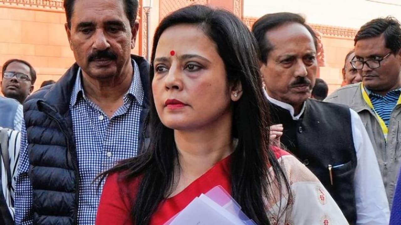 "அரசு பங்களாவை காலி செய்யவில்லை".. மஹுவா மொய்த்ராவுக்கு நோட்டீஸ் நகர்ப்புற விவகார அமைச்சகம் அறிவிப்பு! "அரசு பங்களாவை காலி செய்யவில்லை".. மஹுவா மொய்த்ராவுக்கு நோட்டீஸ் நகர்ப்புற விவகார அமைச்சகம் அறிவிப்பு!