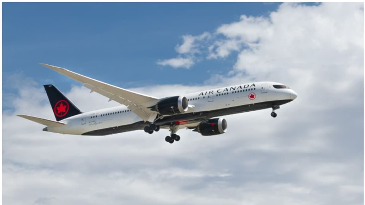 విమానం డోర్ తెరిచి దూకేసిన ప్రయాణికుడు.. విమానం డోర్ తెరిచి దూకేసిన ప్రయాణికుడు..