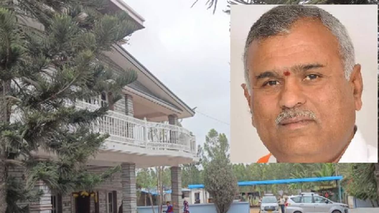 ಮಾಲೂರು ಕೈ ಶಾಸಕನ ಮನೆ ಮೇಲೆ ಇ.ಡಿ. ದಾಳಿ: ನಂಜೇಗೌಡ ಮನೆ, ಕಚೇರಿಯಲ್ಲಿ ಶೋಧ ಮಾಲೂರು ಕೈ ಶಾಸಕನ ಮನೆ ಮೇಲೆ ಇ.ಡಿ. ದಾಳಿ: ನಂಜೇಗೌಡ ಮನೆ, ಕಚೇರಿಯಲ್ಲಿ ಶೋಧ