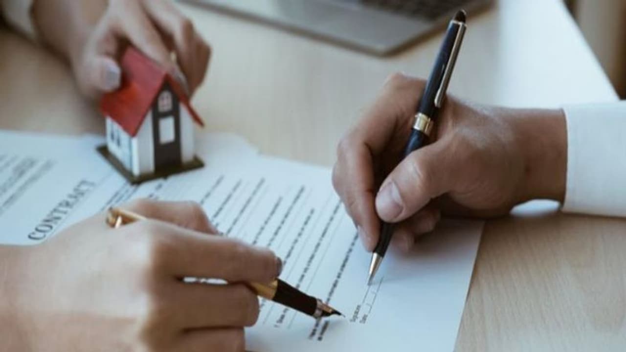 വസ്തു പണയപ്പെടുത്തി വായ്പ എടുക്കുമ്പോൾ ജാഗ്രത മുഖ്യം; ഈ 4 കാര്യങ്ങൾ ശ്രദ്ധിക്കണം വസ്തു പണയപ്പെടുത്തി വായ്പ എടുക്കുമ്പോൾ ജാഗ്രത മുഖ്യം; ഈ 4 കാര്യങ്ങൾ ശ്രദ്ധിക്കണം