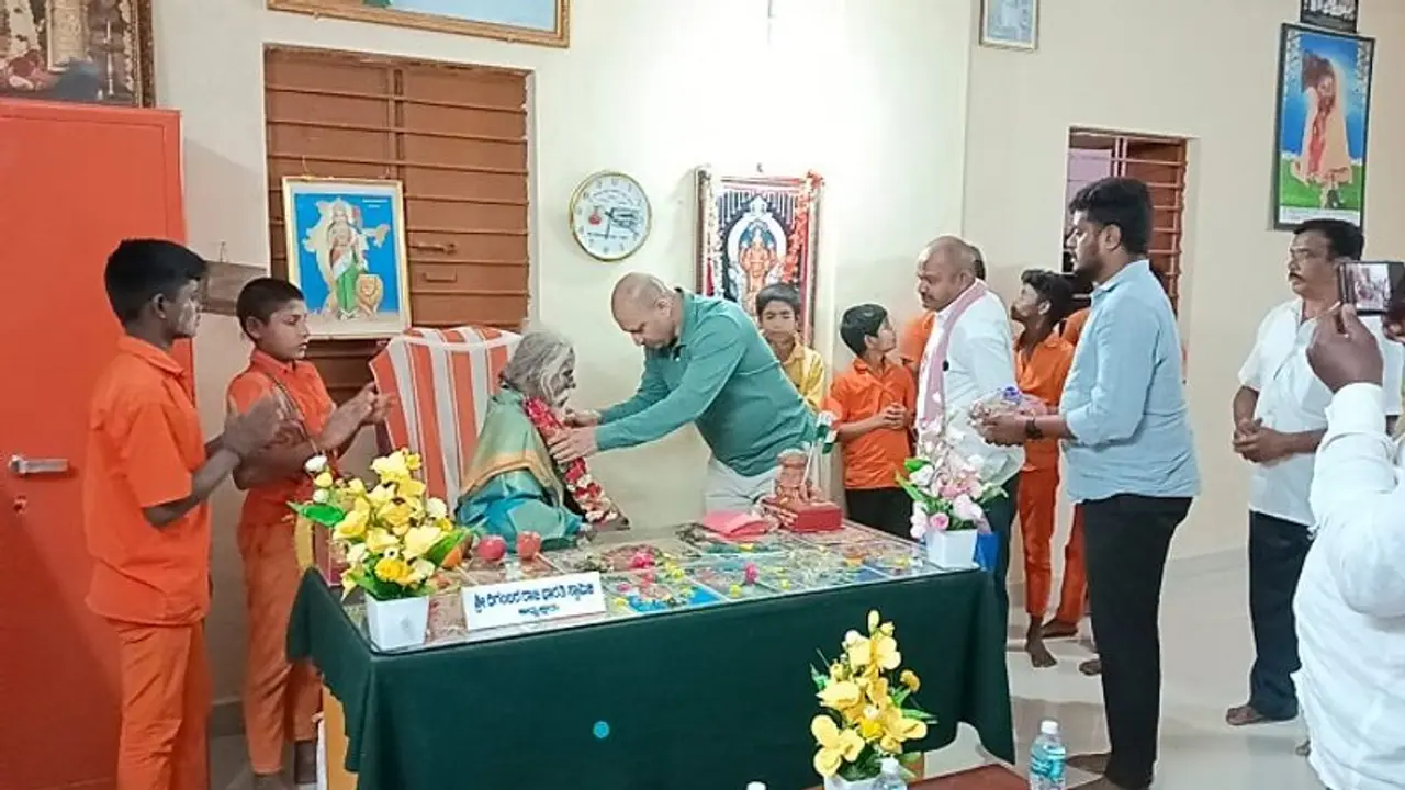 Karnataka BJP MP Anantkumar Hegde meets Naga Sadhu in Bellary, fuels Lok Sabha ticket rumors