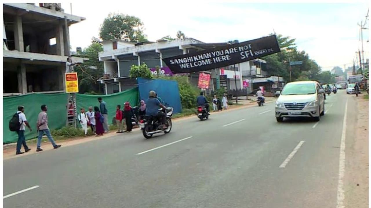 തൊടുപുഴയിൽ ഗവര്ണറെത്തും മുമ്പ് കറുത്ത ബാനറുയർത്തി എസ്എഫ്ഐ; ഇടുക്കിയിലെ ഹര്ത്താലിനെതിരെ വ്യാപാരികള് തൊടുപുഴയിൽ ഗവര്ണറെത്തും മുമ്പ് കറുത്ത ബാനറുയർത്തി എസ്എഫ്ഐ; ഇടുക്കിയിലെ ഹര്ത്താലിനെതിരെ വ്യാപാരികള്