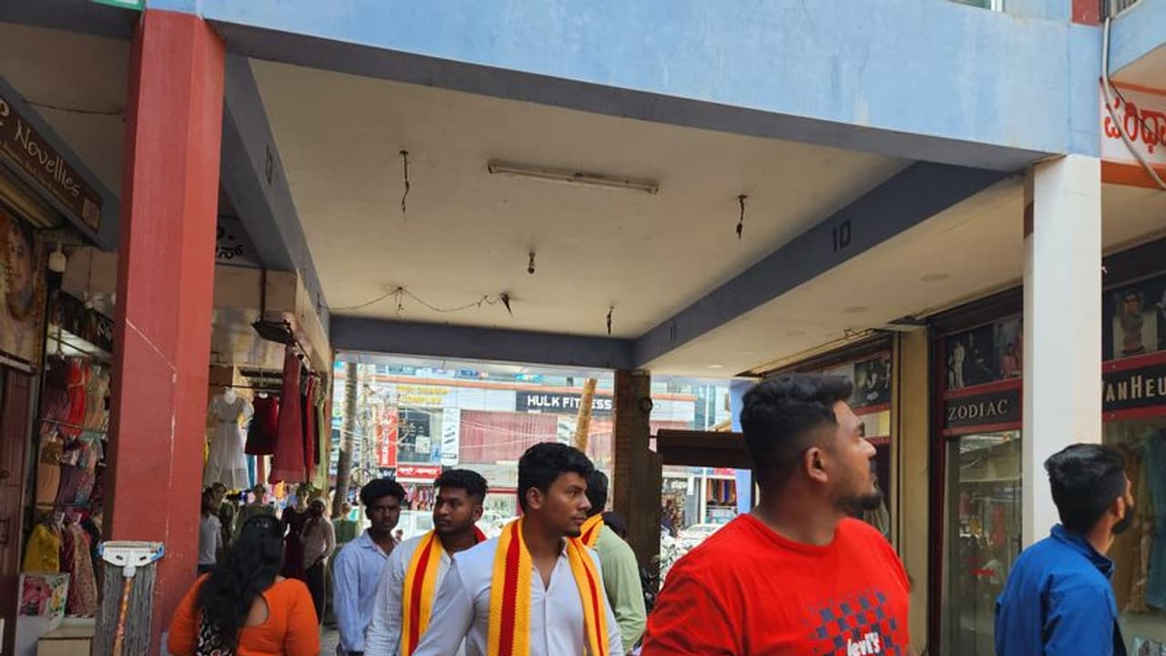 ಕನ್ನಡ ನಾಮಫಲಕ: ಕರಪತ್ರ ಹಂಚುವ ಮೂಲಕ ಒತ್ತಾಯ ಕನ್ನಡ ನಾಮಫಲಕ: ಕರಪತ್ರ ಹಂಚುವ ಮೂಲಕ ಒತ್ತಾಯ