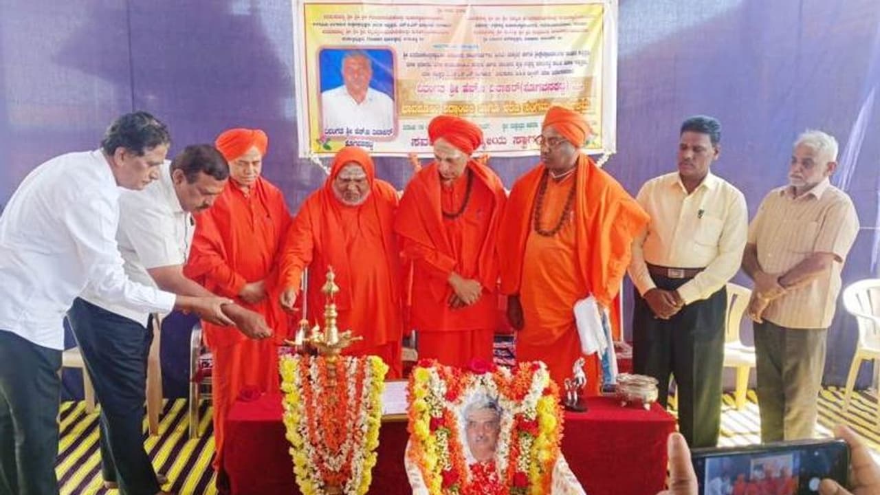 ನಿಸ್ವಾರ್ಥವಾಗಿ ಸಮಾಜಕ್ಕೆ ದುಡಿದರೆ ಜೀವನ ಸಾರ್ಥಕ: ಗುರುಪರದೇಶಿಕೇಂದ್ರ ಸ್ವಾಮೀಜಿ ನಿಸ್ವಾರ್ಥವಾಗಿ ಸಮಾಜಕ್ಕೆ ದುಡಿದರೆ ಜೀವನ ಸಾರ್ಥಕ: ಗುರುಪರದೇಶಿಕೇಂದ್ರ ಸ್ವಾಮೀಜಿ