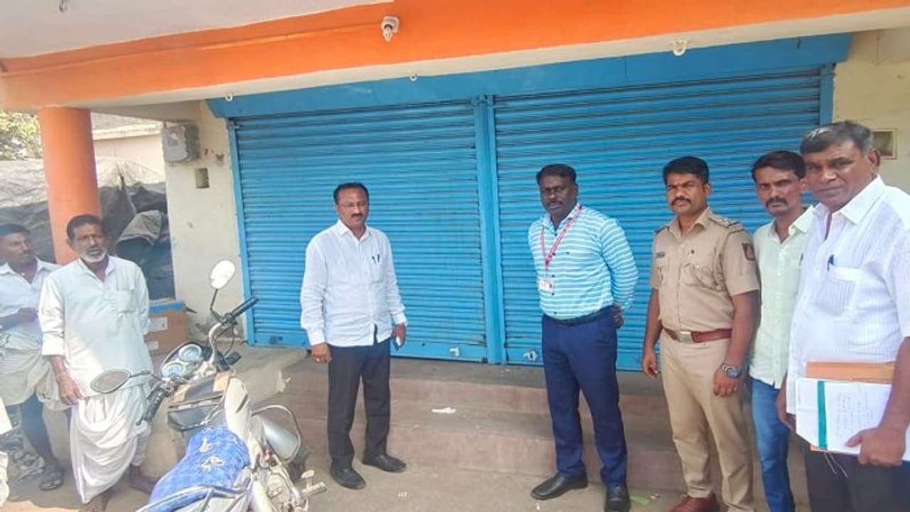 ಕಲಬುರಗಿ: ಆಸ್ಪತ್ರೆಗಳ ಮೇಲೆ ದಾಳಿ, ನಕಲಿ ವೈದ್ಯನ ಬಂಧನ ಕಲಬುರಗಿ: ಆಸ್ಪತ್ರೆಗಳ ಮೇಲೆ ದಾಳಿ, ನಕಲಿ ವೈದ್ಯನ ಬಂಧನ