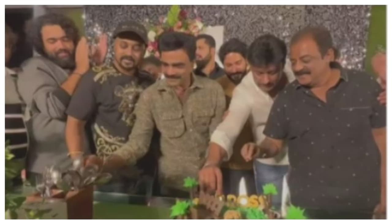 ಜೆಟ್ ಲ್ಯಾಗ್ ಪಬ್ ಪಾರ್ಟಿ ಪ್ರಕರಣ, ವಿಚಾರಣೆ ಮುಗಿಸಿ ಹೊರಟ ದರ್ಶನ್ ಎಂಡ್ ಗ್ಯಾಂಗ್, ರಾಕ್ಲೈನ್ ಗರಂ ಜೆಟ್ ಲ್ಯಾಗ್ ಪಬ್ ಪಾರ್ಟಿ ಪ್ರಕರಣ, ವಿಚಾರಣೆ ಮುಗಿಸಿ ಹೊರಟ ದರ್ಶನ್ ಎಂಡ್ ಗ್ಯಾಂಗ್, ರಾಕ್ಲೈನ್ ಗರಂ