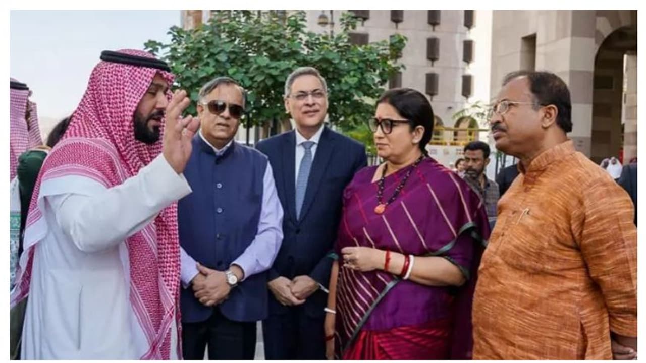 'പ്രൗഢഗംഭീരം അനുഗ്രഹീതം'; പുണ്യനഗരമായ മദീന സന്ദർശിച്ച് വി മുരളീധരനും സ്മൃതി ഇറാനിയും 'പ്രൗഢഗംഭീരം അനുഗ്രഹീതം'; പുണ്യനഗരമായ മദീന സന്ദർശിച്ച് വി മുരളീധരനും സ്മൃതി ഇറാനിയും