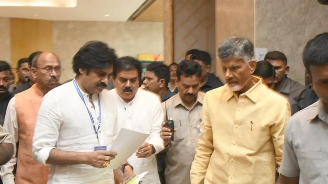 ఎన్నికల కమిషనర్ రాజీవ్ కుమార్ తో బాబు, పవన్ భేటీ: బోగస్ ఓట్లపై ఫిర్యాదు ఎన్నికల కమిషనర్ రాజీవ్ కుమార్ తో బాబు, పవన్ భేటీ: బోగస్ ఓట్లపై ఫిర్యాదు