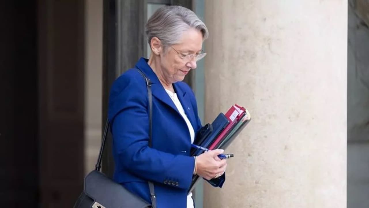 பிரான்ஸ் பிரதமர் எலிசபெத் போர்ன் ராஜினாமா: அடுத்த பிரதமர் யார்?