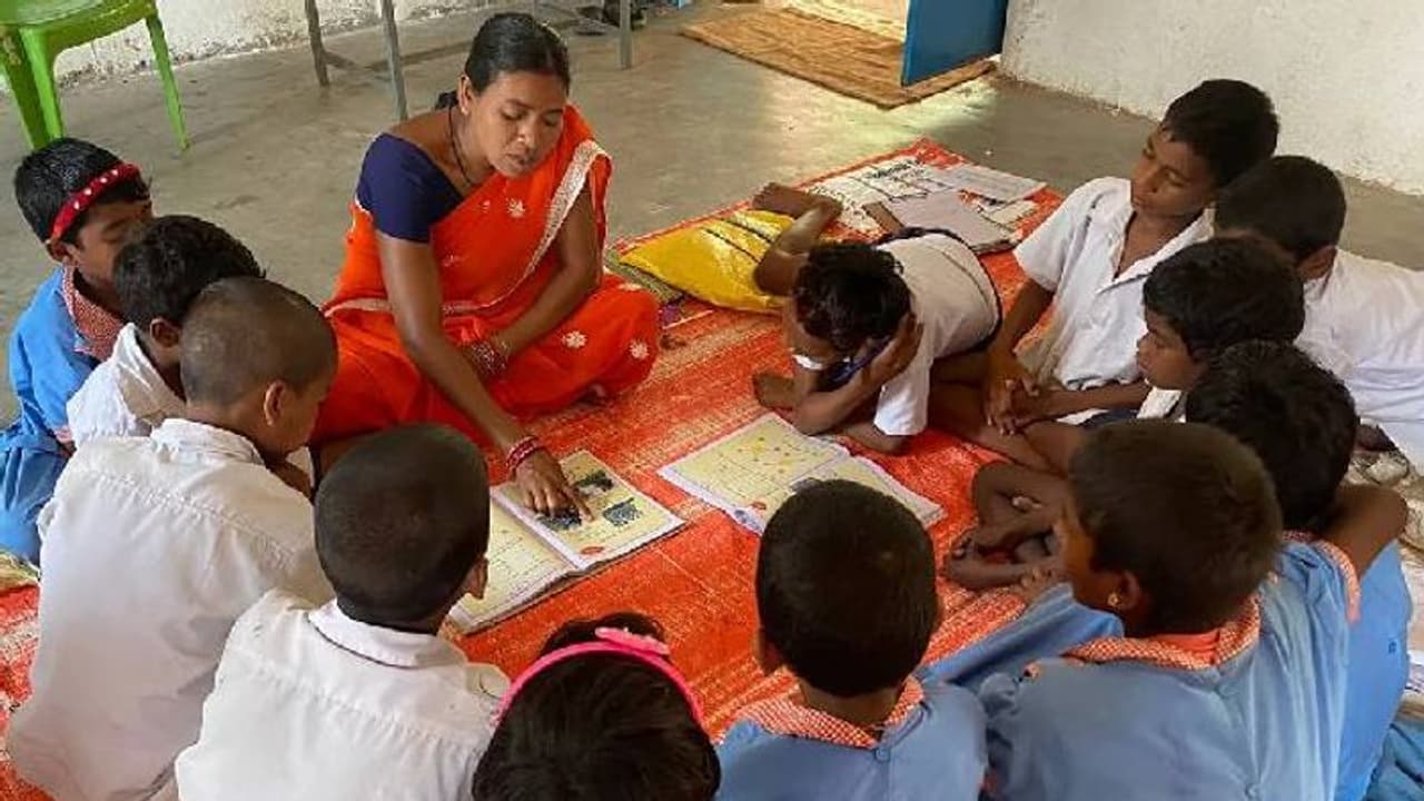 അധ്യാപകരായാൽ ഇങ്ങനെ വേണം; സീത ഒരുമ്പെട്ടിറങ്ങി, യാചിച്ചു നടന്നിരുന്ന 40 കുഞ്ഞുങ്ങള്‍ സ്കൂളിലെത്തി