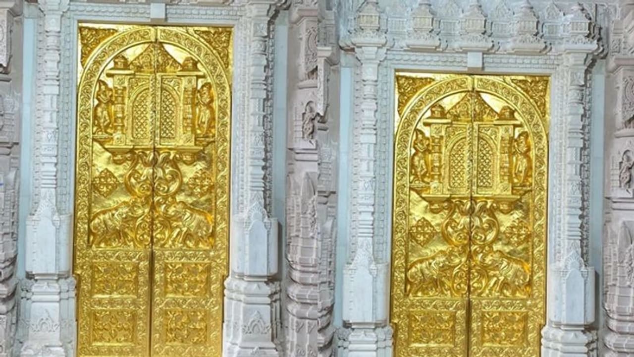ಸೋಶಿಯಲ್ ಮೀಡಿಯಾದಲ್ಲಿ ವೈರಲ್ ಆದ ಅಯೋಧ್ಯೆ ರಾಮ ಮಂದಿರದ ಸ್ವರ್ಣ ದ್ವಾರ! ಸೋಶಿಯಲ್ ಮೀಡಿಯಾದಲ್ಲಿ ವೈರಲ್ ಆದ ಅಯೋಧ್ಯೆ ರಾಮ ಮಂದಿರದ ಸ್ವರ್ಣ ದ್ವಾರ!