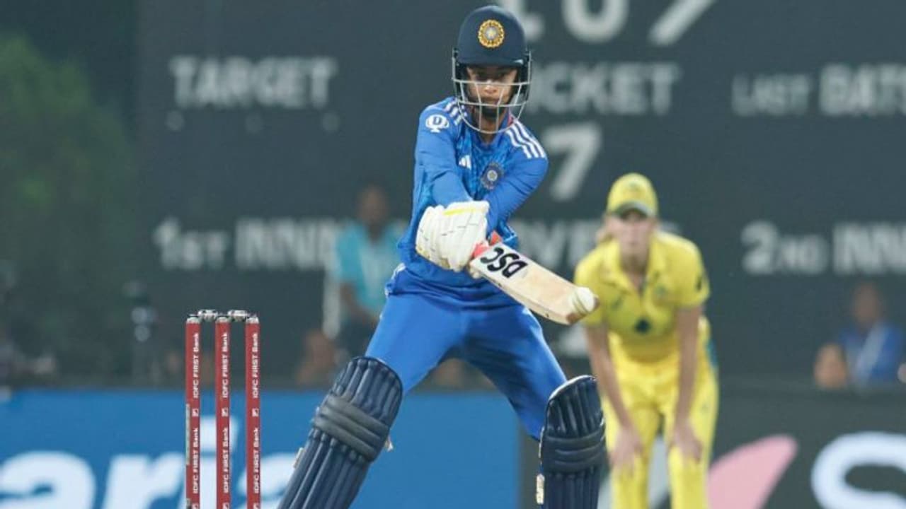 சொதப்பி தள்ளிய இந்திய மகளிர் அணி – ஆஸிக்கு 148 ரன்கள் வெற்றி இலக்கு: தொடரை கைப்பற்றுமா இந்தியா?