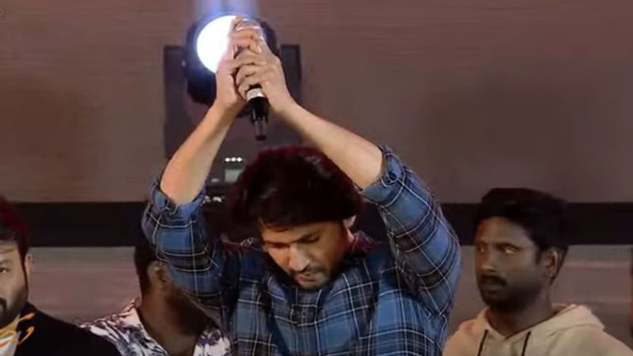 నాన్న లేరు.. మీరే నాకు అమ్మానాన్న.. `గుంటూరు కారం` ఈవెంట్లో మహేష్ బాబు ఎమోషనల్.. అభిమానులకు దెండం.. నాన్న లేరు.. మీరే నాకు అమ్మానాన్న.. `గుంటూరు కారం` ఈవెంట్లో మహేష్ బాబు ఎమోషనల్.. అభిమానులకు దెండం..