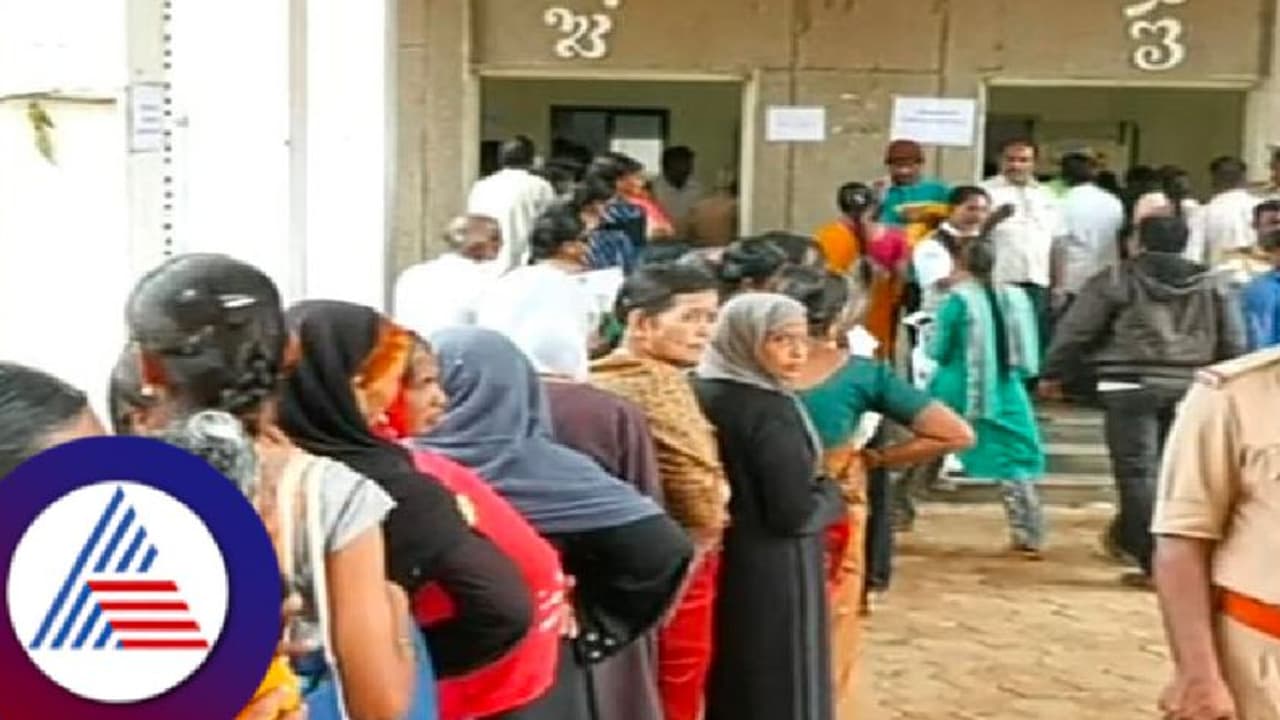 ಅನ್ನಭಾಗ್ಯ, ಗೃಹಲಕ್ಷ್ಮೀ ಜನರ ಖಾತೆಗೆ ಬಾರದ ಹಣ; ಮಳೆ ಲೆಕ್ಕಿಸದೇ ಸಾವಿರಾರು ಮಹಿಳೆಯರ ಸರತಿ ಸಾಲು! ಅನ್ನಭಾಗ್ಯ, ಗೃಹಲಕ್ಷ್ಮೀ ಜನರ ಖಾತೆಗೆ ಬಾರದ ಹಣ; ಮಳೆ ಲೆಕ್ಕಿಸದೇ ಸಾವಿರಾರು ಮಹಿಳೆಯರ ಸರತಿ ಸಾಲು!