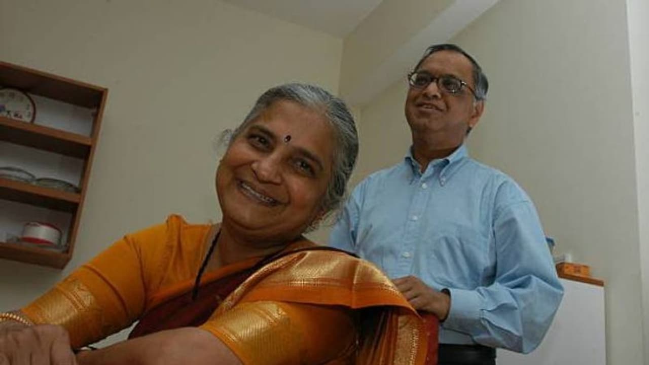 ടിക്കറ്റ് പോലുമില്ലാതെ 11 മണിക്കൂർ തീവണ്ടിയിൽ, എല്ലാം പ്രണയത്തിന് വേണ്ടി; നാരായണ മൂർത്തി ടിക്കറ്റ് പോലുമില്ലാതെ 11 മണിക്കൂർ തീവണ്ടിയിൽ, എല്ലാം പ്രണയത്തിന് വേണ്ടി; നാരായണ മൂർത്തി