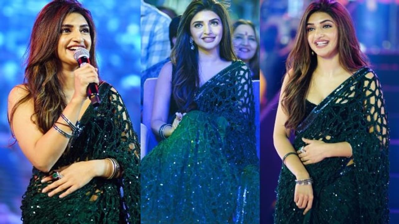 శ్రీలీల కట్టుకున్న ఆ చిల్లుల చీర ధర అన్ని లక్షలా? చూడటానికి సింపుల్ గా ఉందే? శ్రీలీల కట్టుకున్న ఆ చిల్లుల చీర ధర అన్ని లక్షలా? చూడటానికి సింపుల్ గా ఉందే?