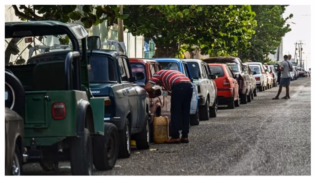 ഒറ്റയടിക്ക് പെട്രോളിന് 500 ശതമാനം വില കൂട്ടി കമ്മ്യൂണിസ്റ്റ് രാജ്യം, നേരിടുന്നത് കടുത്ത സാമ്പത്തിക പ്രതിസന്ധി