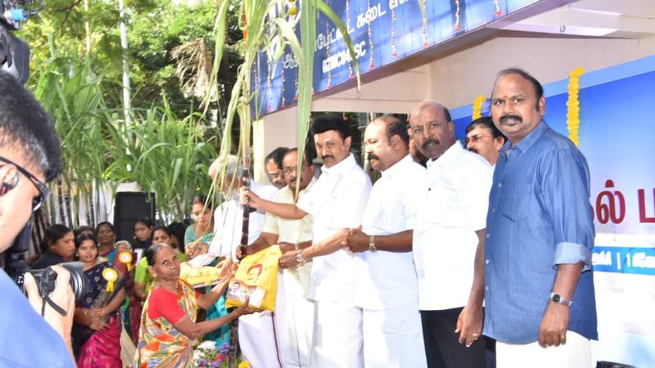 Pongal Gift : பொங்கல் பரிசு தொகுப்பு டோக்கன் கிடைக்கவில்லையா? கவலை வேண்டாம்.. அரசு சொன்ன குட்நியூஸ்..! Pongal Gift : பொங்கல் பரிசு தொகுப்பு டோக்கன் கிடைக்கவில்லையா? கவலை வேண்டாம்.. அரசு சொன்ன குட்நியூஸ்..!