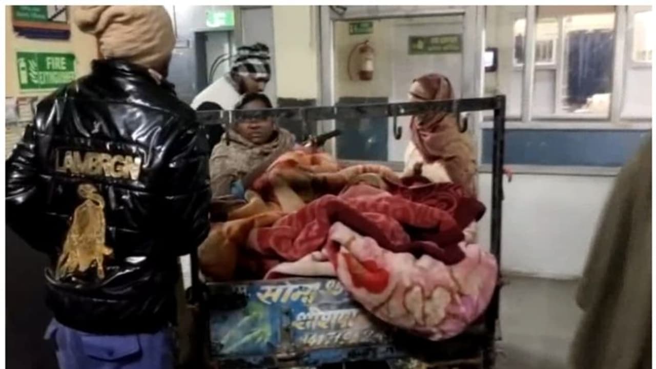 കേണപേക്ഷിച്ചിട്ടും ഡോക്ടര്‍മാര്‍ അനങ്ങിയില്ല; യുവതി ആശുപത്രിക്ക് മുന്നിലെ റോഡിൽ പച്ചക്കറി വണ്ടിയിൽ പ്രസവിച്ചു