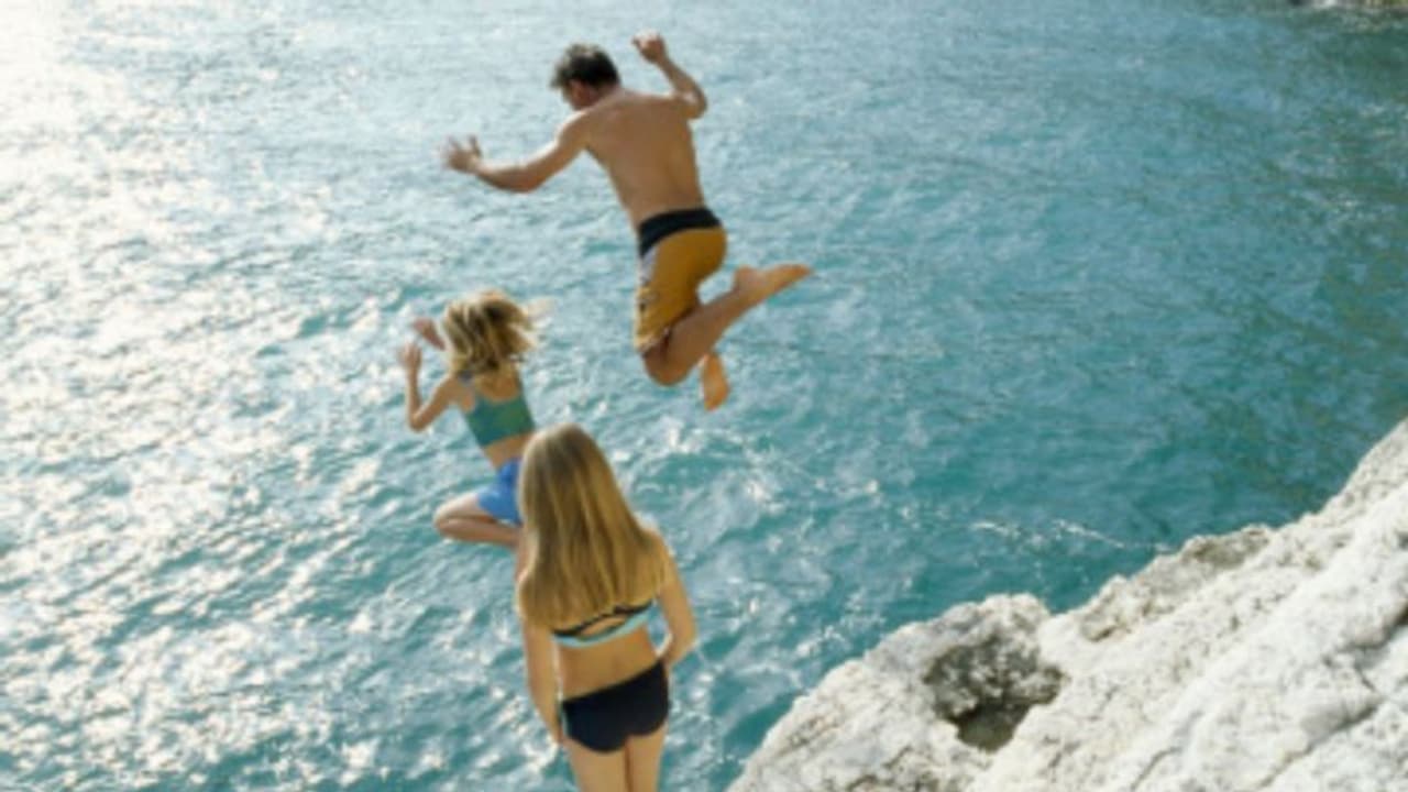 പുതുവർഷാഘോഷത്തിന് ക്ലിഫ് ജംപിംഗ്, ഇരുകാലുമൊടിഞ്ഞ് 12 വയസുകാരി ആശുപത്രിയിൽ, അപകടം തുടർക്കഥ 