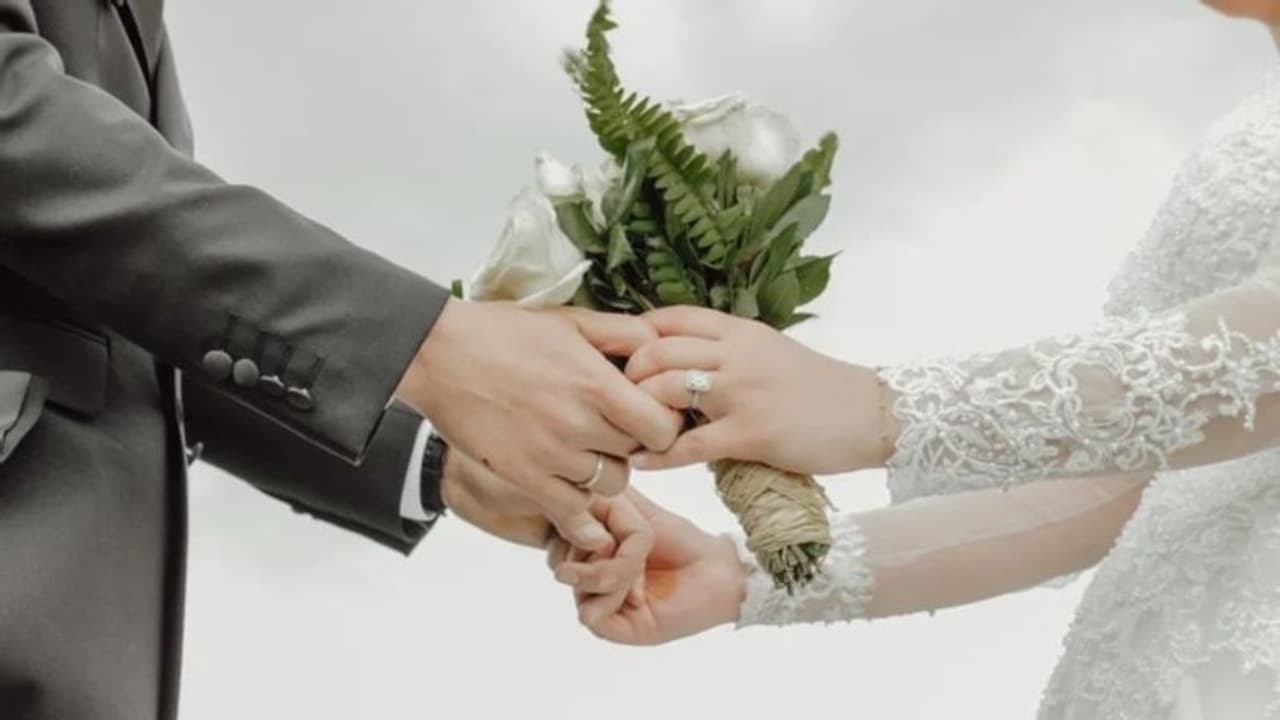 ഒന്നും പറയാതെ ഓടിവന്ന് കല്യാണം; ഇതാണ് പോപ് അപ് കല്യാണം പ്രതിഷേധവുമായി കോഫി ഷോപ്പ് ഒന്നും പറയാതെ ഓടിവന്ന് കല്യാണം; ഇതാണ് പോപ് അപ് കല്യാണം പ്രതിഷേധവുമായി കോഫി ഷോപ്പ്