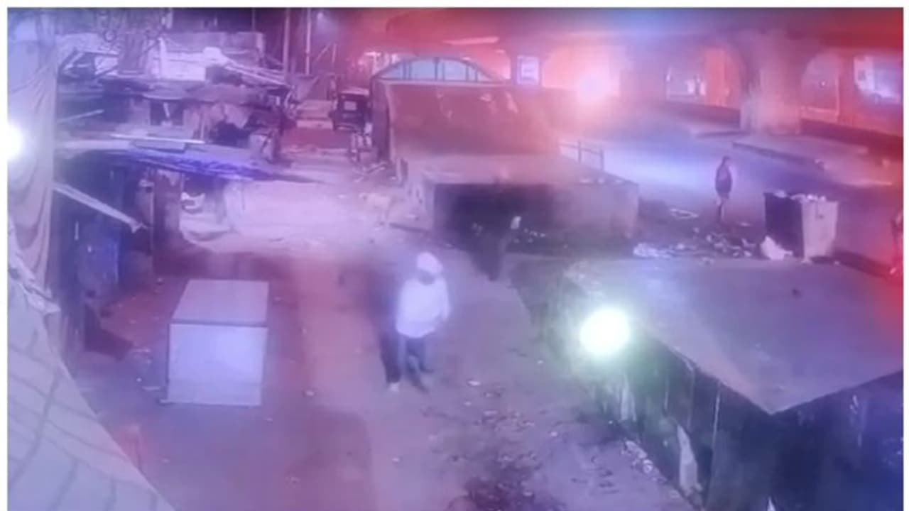 അർദ്ധരാത്രി പൊലീസിനെ കണ്ട് ഓടിയവരില് 3 കുട്ടികളും; 25 തവണ കുത്തേറ്റ നിലയിൽ യുവാവിനെ കണ്ടെത്തിയത് പിന്നാലെ അർദ്ധരാത്രി പൊലീസിനെ കണ്ട് ഓടിയവരില് 3 കുട്ടികളും; 25 തവണ കുത്തേറ്റ നിലയിൽ യുവാവിനെ കണ്ടെത്തിയത് പിന്നാലെ