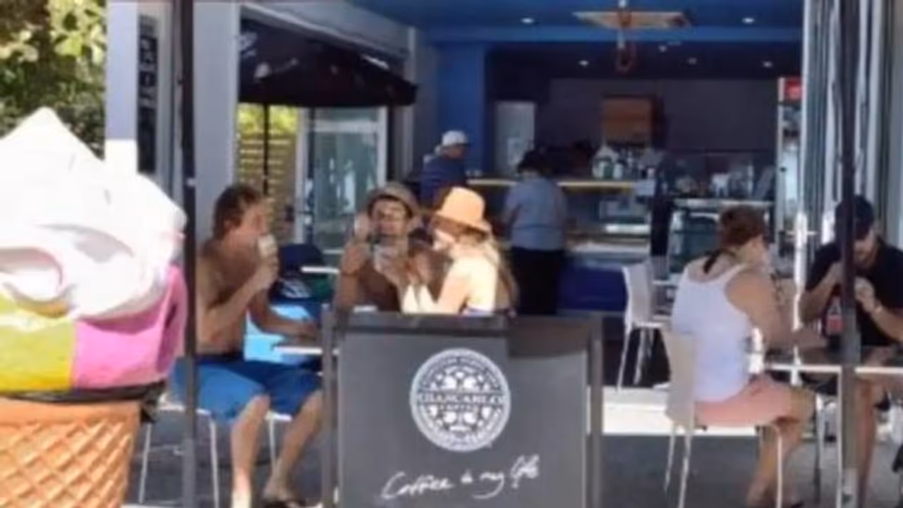 കുട്ടികൾ കരഞ്ഞു, കുടുംബത്തെയൊന്നാകെ പുറത്താക്കി കഫേ ഉടമ, ചെയ്തത് നന്നായിപ്പോയി എന്ന് നെറ്റിസൺസ്..! കുട്ടികൾ കരഞ്ഞു, കുടുംബത്തെയൊന്നാകെ പുറത്താക്കി കഫേ ഉടമ, ചെയ്തത് നന്നായിപ്പോയി എന്ന് നെറ്റിസൺസ്..!