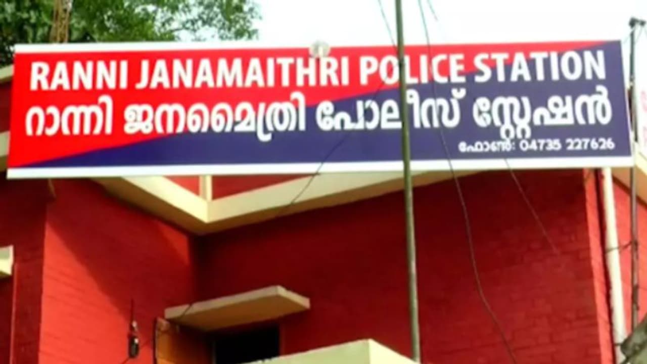 ശബരിമല തീര്ത്ഥാടക സംഘത്തില് നിന്ന് കൂട്ടംതെറ്റി യുവാവ്; തുണയായത് റാന്നി പൊലീസ് ശബരിമല തീര്ത്ഥാടക സംഘത്തില് നിന്ന് കൂട്ടംതെറ്റി യുവാവ്; തുണയായത് റാന്നി പൊലീസ്