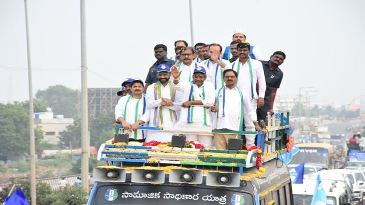  వైఎస్ఆర్‌సీపీకి గుడ్‌బై: రాజీనామా చేసిన కర్నూల్ ఎంపీ సంజీవ్ కుమార్