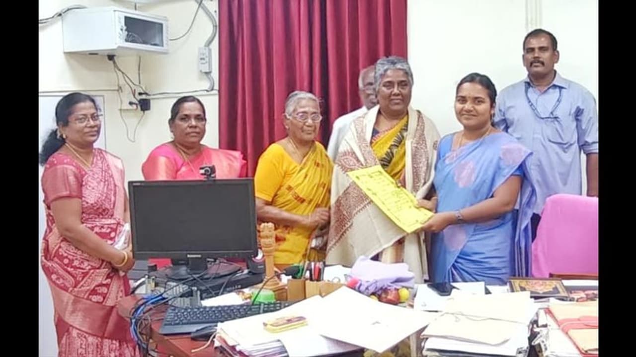 மதுரையில் சத்தமில்லாமல் ரூ.4 கோடி நிலத்தை அரசுப்பள்ளிக்கு தானமாக வழங்கிய பெண்; பள்ளி நிர்வாகத்தினர் நெகிழ்ச்சி மதுரையில் சத்தமில்லாமல் ரூ.4 கோடி நிலத்தை அரசுப்பள்ளிக்கு தானமாக வழங்கிய பெண்; பள்ளி நிர்வாகத்தினர் நெகிழ்ச்சி