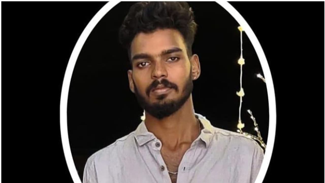 മുംബൈയില് കപ്പല് ജോലിക്ക് പോയ മലയാളി മരിച്ച നിലയില്; ദുരൂഹതയെന്ന് കുടുംബം മുംബൈയില് കപ്പല് ജോലിക്ക് പോയ മലയാളി മരിച്ച നിലയില്; ദുരൂഹതയെന്ന് കുടുംബം