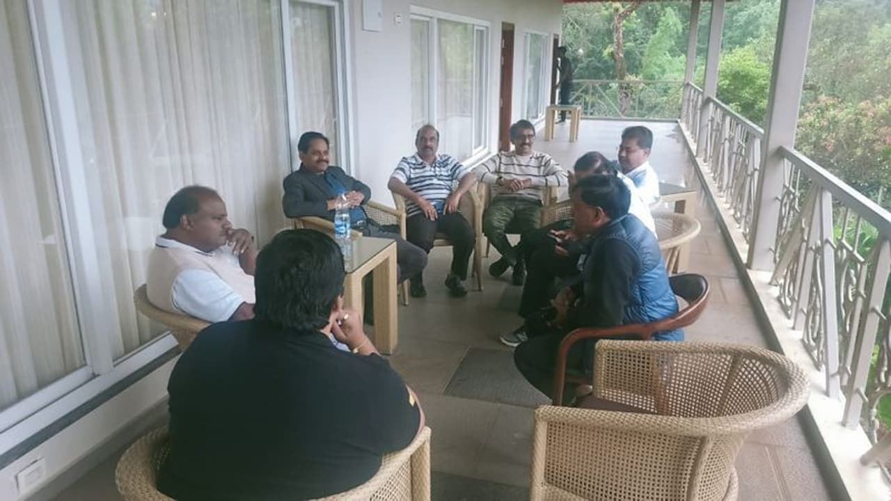 ರೆಸಾರ್ಟ್‌ನಲ್ಲಿ ಮಾಜಿ ಸಿಎಂ ಎಚ್‌ಡಿಕೆ ತಂತ್ರಗಾರಿಕೆ: ರಾಜಕೀಯ ಲೆಕ್ಕಚಾರದಲ್ಲಿ ಕುಮಾರಸ್ವಾಮಿ!