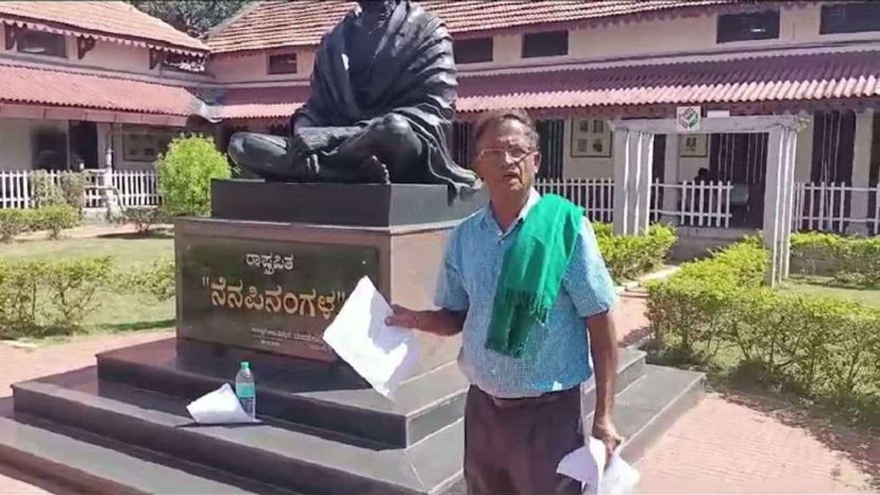 Chikkamagaluru: ಡಿಸಿ ಕಛೇರಿಯ ಮಹಾತ್ಮ ಗಾಂಧಿ ಪ್ರತಿಮೆಗೆ ಮನವಿ ಕೊಟ್ಟ ರೈತ ಮುಖಂಡ!