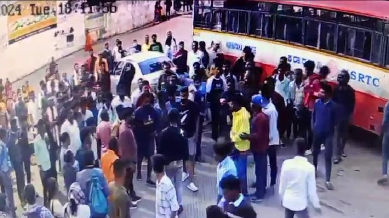 ಡೈರಿ ಮಿಲ್ಕ್ ಚಾಕಲೇಟ್ ನೀಡಿಕೆ: ಅನ್ಯ ಕೋಮಿನ ಯುವಕನ ಮೇಲೆ ಹಲ್ಲೆ, ದೂರು ಪ್ರತಿ ದೂರು ದಾಖಲು ಡೈರಿ ಮಿಲ್ಕ್ ಚಾಕಲೇಟ್ ನೀಡಿಕೆ: ಅನ್ಯ ಕೋಮಿನ ಯುವಕನ ಮೇಲೆ ಹಲ್ಲೆ, ದೂರು ಪ್ರತಿ ದೂರು ದಾಖಲು