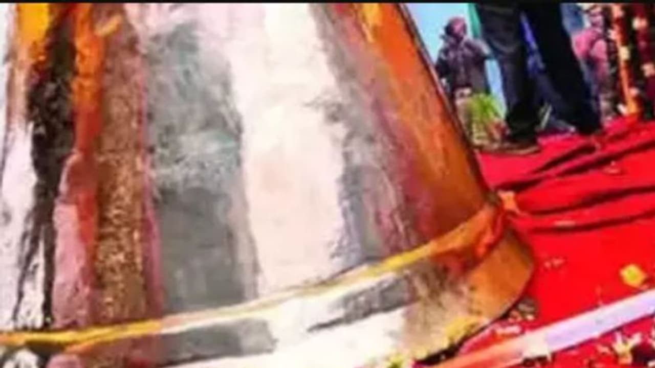 നാട് ചുറ്റി ട്രെയിൻ കയറി അയോധ്യയിൽ, 'രാജ്യത്തെ ഏറ്റവും വമ്പൻ', രാമക്ഷേത്രത്തിലേക്ക് 25 ലക്ഷത്തിന്റെ ഭീമൻ മണി 