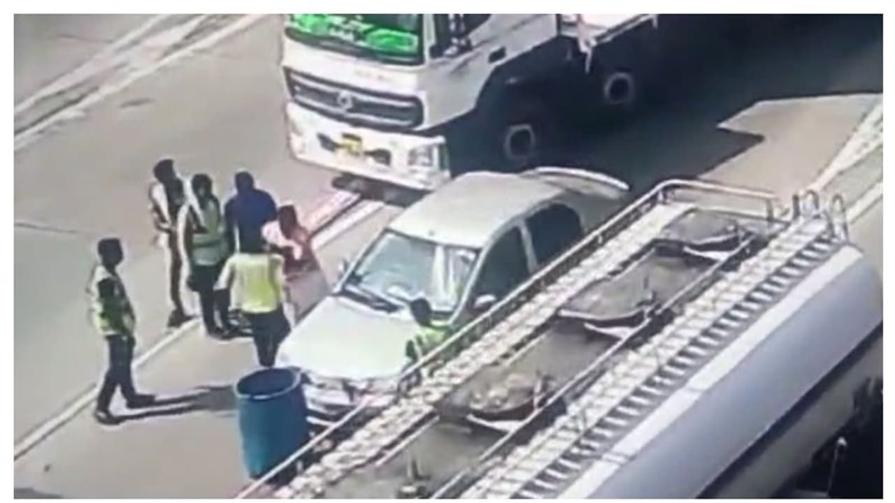 പാലിയേക്കര ടോള്പ്ലാസയിൽ സംഘർഷം; കാർ യാത്രക്കാരനും ജീവനക്കാരും ഏറ്റുമുട്ടി പാലിയേക്കര ടോള്പ്ലാസയിൽ സംഘർഷം; കാർ യാത്രക്കാരനും ജീവനക്കാരും ഏറ്റുമുട്ടി